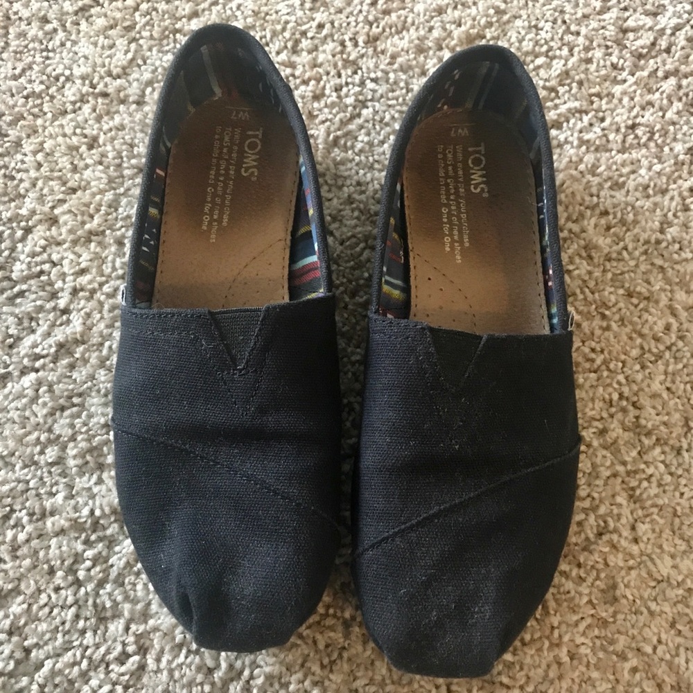 Black TOMS - canvas size 7
